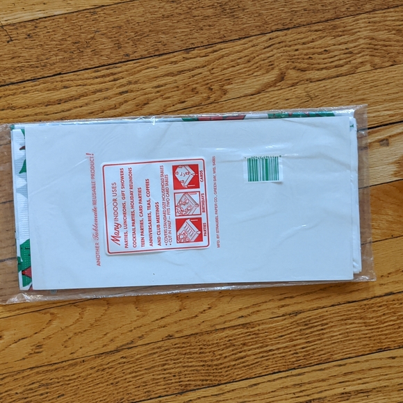 NOS Vintage Christmas themed Pointsettia Table Cover - Picture 4 of 4